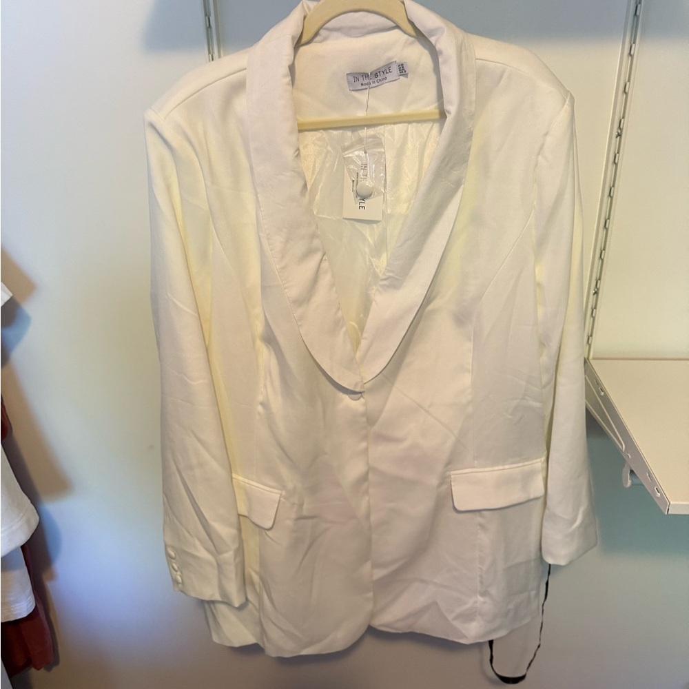 BNWT In The Style Women’s plus size 22 White light weight long line Blazer